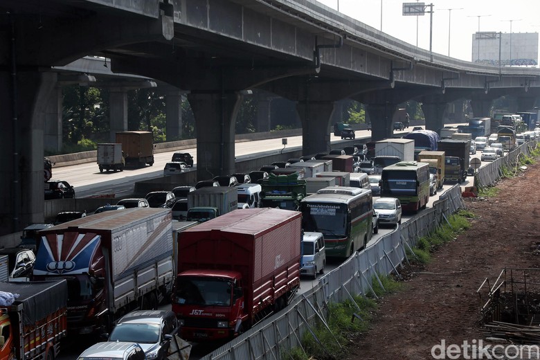 Jelang Lebaran, Tol Cikampek Macet Antrean panjang kendaraan terlihat di Tol Jakarta-Cikampek hari ini, Rabu (20/5/2020).. Berikut potretnya.