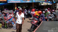 Kepala Dinas Perindustrian Perdagangan Koperasi dan UMKM Kabupaten Rembang, Akhsanudin mengakui lonjakan jumlah pengunjung diperkirakan mencapai 50 persen jika dibandingkan dengan kondisi kunjungan sebelumnya.