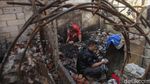 Mencari yang Tertinggal dari Puing-puing Sisa Kebakaran di Tambora