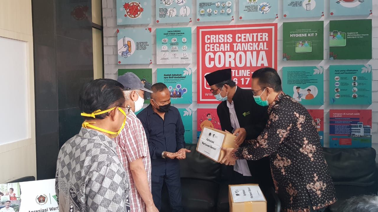Santunan dari PWI dan Dompet Dhuafa kepada wartawan terdampak pandemi Corona. (Dok PWI)