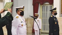 Laksamana TNI Yudo Margono (kiri) dan Marsekal TNI Fadjar Prasetyo (kanan) membaca sumpah saat dilantik menjadi Kepala Staf Angkatan Laut (KSAL) dan Kepala Staf Angkatan Udara (KSAU) di Istana Negara, Jakarta, Rabu (20/5/2020).