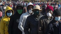 Warga yang terdampak Corona mengantre sembako di Pretoria, Afrika Selatan, Rabu (20/5).