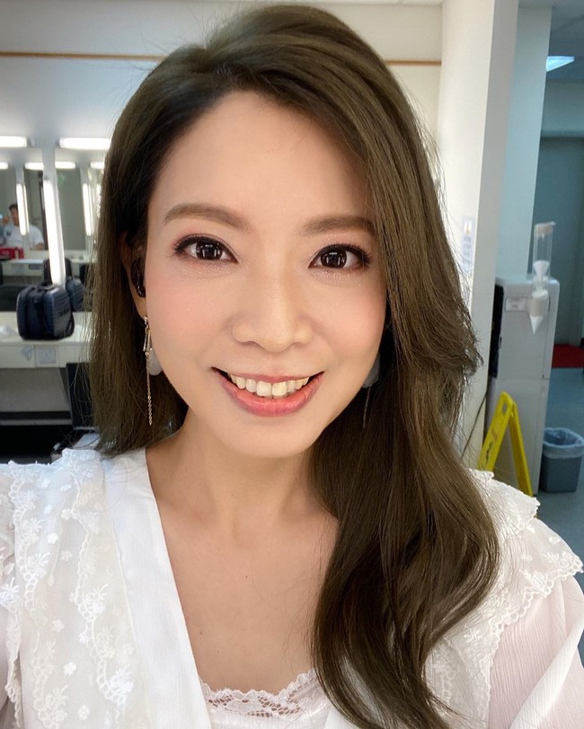 Gloria Tang adalah seorang penyanyi dan penulis lagu yang sedang jadi kontroversi. Ia dituduh telah berbohong mengenai usianya dan pura-pura masih muda. Foto: Instagram @goodafternoongloria