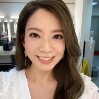 Gloria Tang adalah seorang penyanyi dan penulis lagu yang sedang jadi kontroversi. Ia dituduh telah berbohong mengenai usianya dan pura-pura masih muda. Foto: Instagram @goodafternoongloria