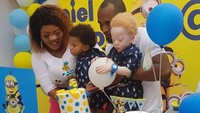 Menurut statistik, lebih dari 600.000 albino Nigeria menderita diskriminasi dan penindasan dari keluarga, teman sekolah, dan teman sebaya mereka, yang sering mengakibatkan kemiskinan dan kurangnya pendidikan. Namun, Stacy mengakui bahwa dia tidak pernah menerima komentar negatif dan kedua anak laki-laki itu dicintai dengan adil dan tanpa syarat. Istimewa/Dok. Boredpanda/danielanddavid2.