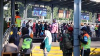 Warga tampak menumpuk menunggu kereta.  