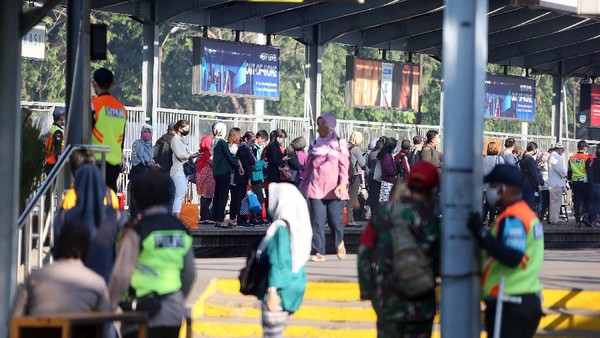 H-4 Lebaran, Stasiun Bekasi Masih Penuh Penumpang