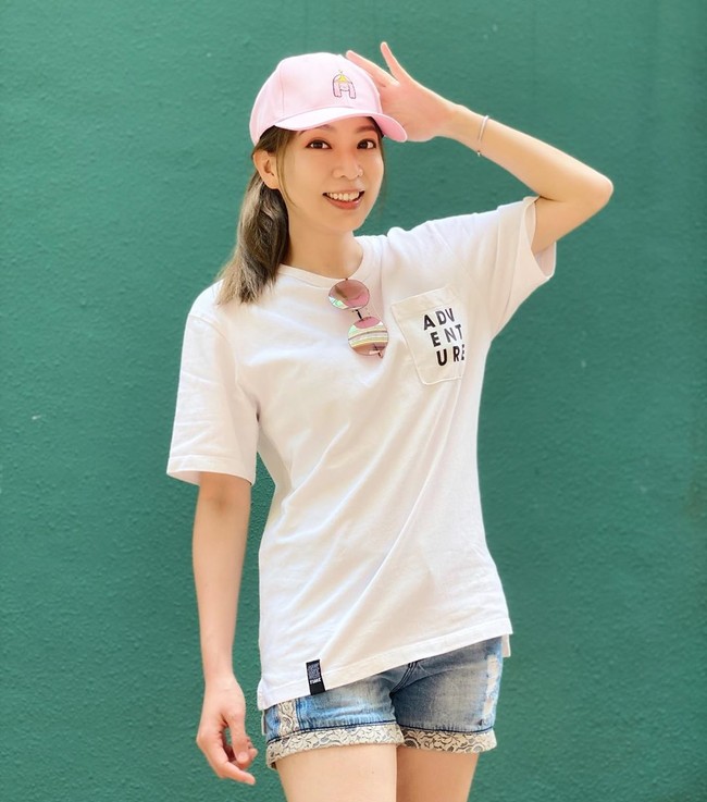 Setelahnya, penyanyi dan penulis lagu tersebut mengaku ia memang berasal dari sekolah yang sama dengan sumber. Tapi ia mengelak jika disebut berbohong mengenai usianya kepada fans. Foto: Instagram @goodafternoongloria