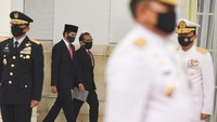 Presiden Joko Widodo (kedua kiri) didampingi Menteri Sekretaris Negara Pratikno (ketiga kiri) bersiap memimpin upacara pelantikan Kepala Staf Angkatan Laut (KSAL) dan Kepala Staf Angkatan Udara (KSAU) di Istana Negara. Jokowi juga tampak memakai masker.
