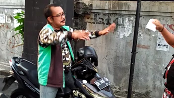 Warga di Desa Dalung Bali dihukum joget