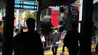 Meski PSBB Jawa Barat masih berlangsung, aktivitas di Stasiun Bekasi masih terlihat ramai.