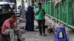 Satpol PP Tertibkan Pedagang di Trotoar Pasar Senen