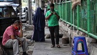 Para pedagang mengatakan, walaupun mereka telah mencoba berjulan lewat online tetapi tetap saja tidak menguntungkan.
