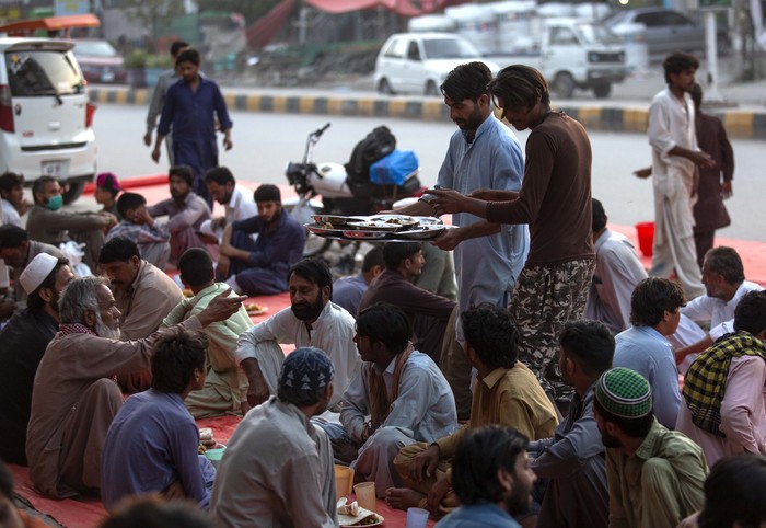 Pemerintah Pakistan melonggarkan lockdown selama seminggu. Sejumlah warga memanfaatkanya dengan berbuka puasa bersama di Islamabad, Pakistan.