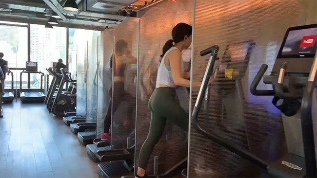 Sebuah Gym di Hong Kong memasang pemisah dari kaca agar droplet atau percikan air liur tidak menyebar ketika para klien sedang olahraga. Foto: dok. Boredpanda