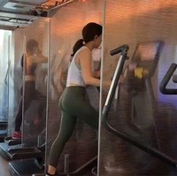 Sebuah Gym di Hong Kong memasang pemisah dari kaca agar droplet atau percikan air liur tidak menyebar ketika para klien sedang olahraga. Foto: dok. Boredpanda