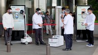 Pada kesempatan itu pula, ia meninjau robot karya anak negeri yang diperuntukan membantu pelayanan pengentasan COVID-19. Foto: dok. Telkom