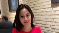Wanita bernama Ernie ini popular setelah muncul di Youtube channel Gofar Hilman. Ibu beranak tiga ini kemudian dikenal dengan sebutan Tante Pemersatu Bangsa.  Foto: instagram @himynameisernie