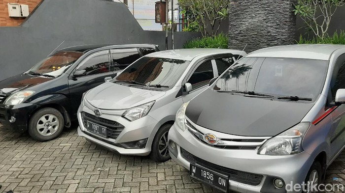 H-3 Lebaran, polisi memperketat pemeriksaan di batas Kota Malang. Travel gelap terjaring saat hendak masuk dari wilayah utara.