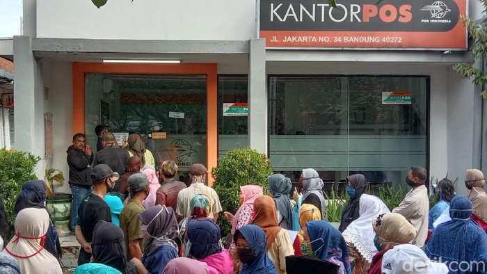 Warga antre berjam-jam di Kantor Pos Bandung