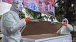 Unik, Kampanye Anti COVID-19 dengan Bawa Peti Mati