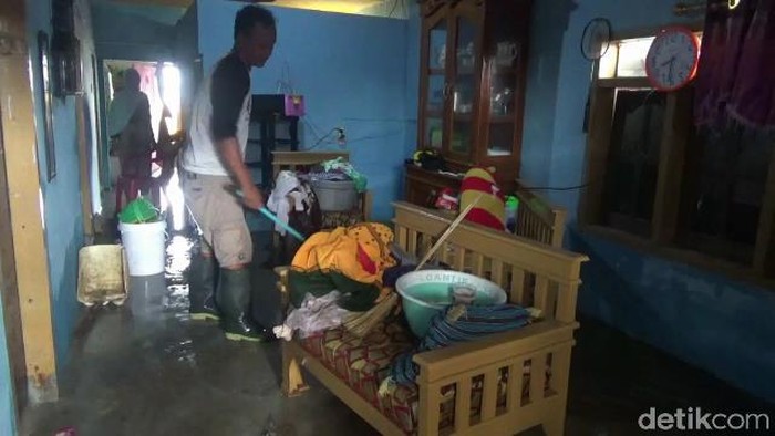 Warga bersihkan lumpur sisa banjir