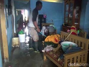 Pasca Banjir Rob, Warga Subang Mulai Bersih-bersih Rumah