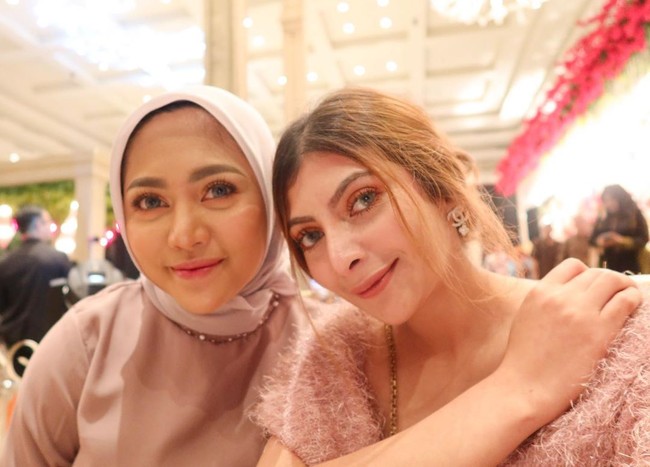 Berpose bersama Rachel Venya yang menjadi rekan bisnisnya setelah membuka cabang Sate Taichan di Surabaya, Sarah tampil menggunakan anting dari Chanel.  Foto: dok. Instagram @sarahkeihl