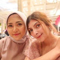 Berpose bersama Rachel Venya yang menjadi rekan bisnisnya setelah membuka cabang Sate Taichan di Surabaya, Sarah tampil menggunakan anting dari Chanel.  Foto: dok. Instagram @sarahkeihl