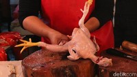Di Pasar Sumber Artha, daging ayam dijual dengan harga Rp 40 ribu-Rp 45 ribu per ekor.
