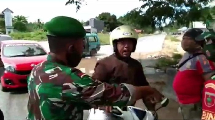 Video viral oknum polisi tak pakai masker di Sultra melawan petugas Gugus Tugas COVID-19 (Screenshot video viral)