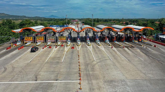 Kendaraan melintas di Tol Cipali Palimanan, Cirebon, Jawa Barat, Kamis (21/5/2020). Menjelang Lebaran, salah satu titik kepadatan arus mudik di ruas tol Cikopo-Palimanan (Cipali) terpantau sepi dikarenakan adanya larangan mudik dari Pemerintah demi mencegah penyebaran wabah COVID-19. ANTARA FOTO/Nova Wahyudi/nz
