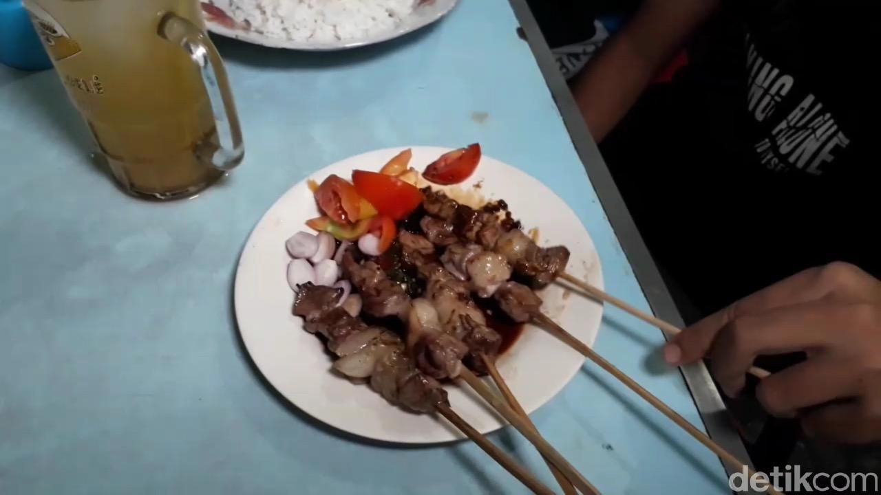 Warung sate kambing di Brebes