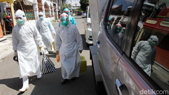 Rapid Test COVID-19 Setelah mengisolasi dua RT di Kelurahan Joyotakan, Pemkot Solo berlanjut melakukan rapid test, Rabu (20/5). Ada 247 orang yang menjalani rapid test tersebut.