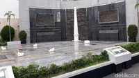 Terdapat prasasti pada setiap sisi tugu yang baru tersebut. Keempat-empatnya merekam proses pembangunan kembali.
