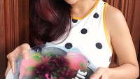 Satu loyang puding cantik sudah ada di tangan Ernie. Ia siap menyantapnya bersama keluarga. Hayo manis mana antara puding dan senyum Tante Pemersatu Bangsa ini? Foto: instagram @himynameisernie