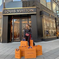 Sarah Keihl Borong Louis Vuitton sampai berkantung-kantung. Buktikan bahwa wanita lulusan Hubungan Internasional dari Universita Brawijaya, Malang itu tajir melintir. Foto: dok. Instagram @sarahkeihl