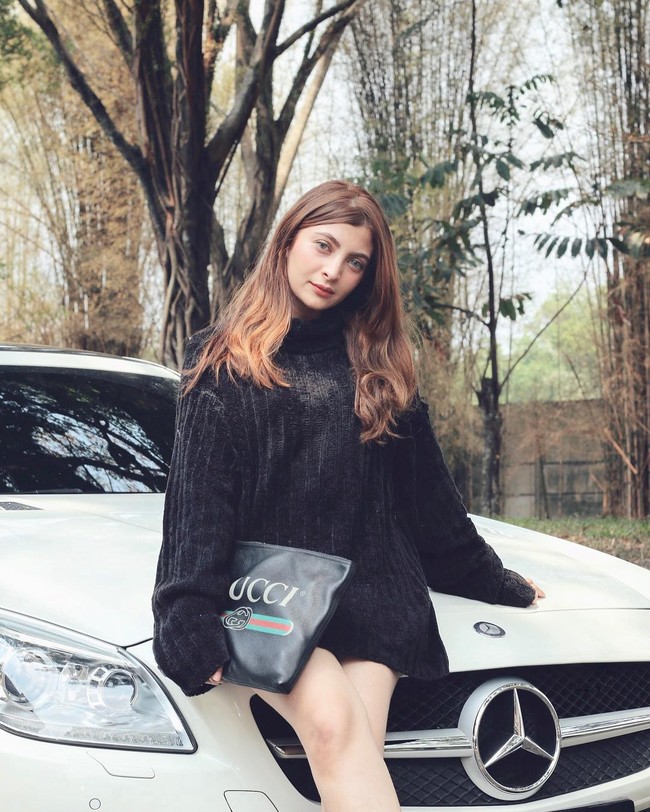 Sarah Keihl pun kerap pamer dengan mobil mewahnya. Wanita asal Gresik, Jawa Timur itu berpose di depan mobil Mercedes-Benz yang harganya miliaran rupiah sambil menenteng clutch Gucci.  Foto: dok. Instagram @sarahkeihl