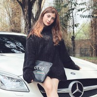 Sarah Keihl pun kerap pamer dengan mobil mewahnya. Wanita asal Gresik, Jawa Timur itu berpose di depan mobil Mercedes-Benz yang harganya miliaran rupiah sambil menenteng clutch Gucci.  Foto: dok. Instagram @sarahkeihl