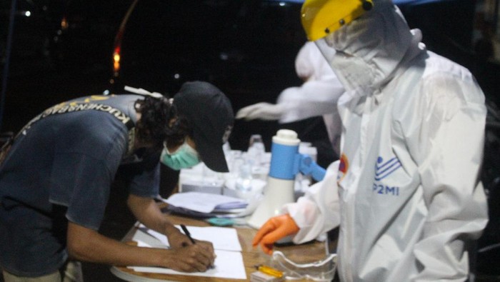 Tiba di Pontianak 142 Migran Dideportasi dari Malaysia Jalani Rapid Test