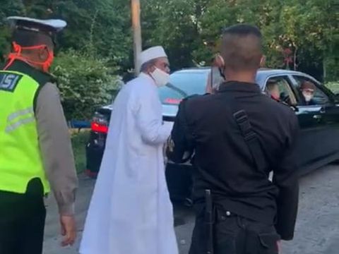 Pria bergamis memarahi hingga mendorong petugas PSBB Surabaya viral di medsos/