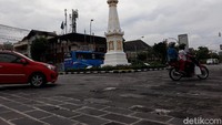 Tugu yang memiliki ujung runcing berwarna emas ini sangat ramai dikunjungi saat pagi, sore dan khususnya malam hari. Seperti memiliki magnet tersendiri, Tugu Pal Putih membuat bosan para wisatawan yang datang untuk mengabadikan momen berlatar belakang Tugu tersebut.