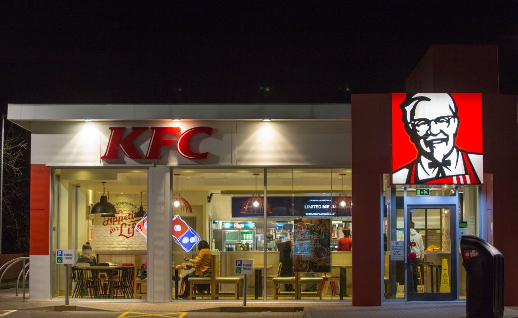 Pandemi COVID-19 membuat 115 gerai KFC tutup sementara. Berkaitan dengan itu, PT Fast Food Indonesia Tbk (FAST) selaku pemegang merek makanan cepat saji itu merumahkan 4.988 karyawannya.