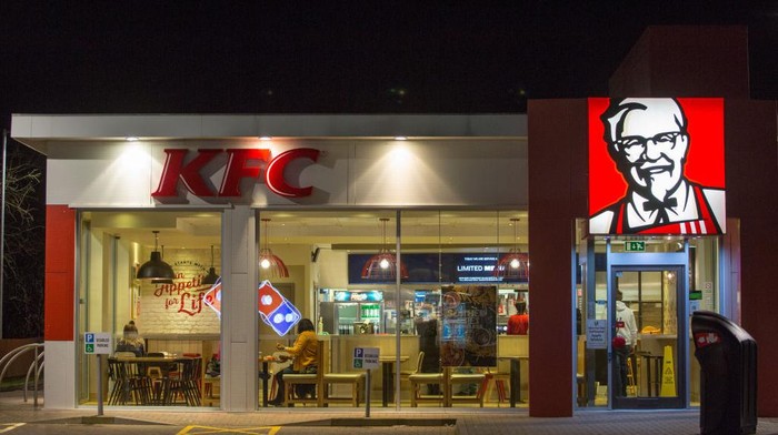 Pandemi COVID-19 membuat 115 gerai KFC tutup sementara. Berkaitan dengan itu, PT Fast Food Indonesia Tbk (FAST) selaku pemegang merek makanan cepat saji itu merumahkan 4.988 karyawannya.