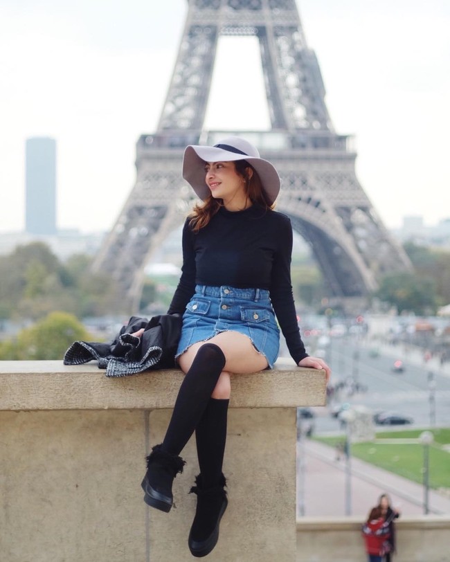 Sarah pun kerap berkeliling Eropa. Di foto ini, wanita dengan nama asli Sarah Salsabila itu berpose dengan latar belakang Menara Eiffel, Paris.  Foto: dok. Instagram @sarahkeihl