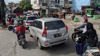 Kendaraan yang keluar masuk kompleks perumahan juga menambah kemacetan di kawasan pasar tersebut.