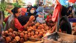 Di Tengah PSBB Pasar Ceger Tetap Ramai