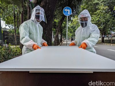 Unik, Kampanye Anti COVID-19 dengan Bawa Peti Mati