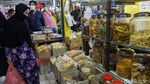 Di Tengah PSBB Pasar Ceger Tetap Ramai