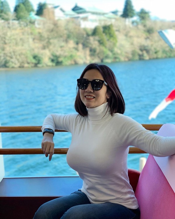 Selagi di Gunung Fuji, Tante Ernie juga menyempatkan untuk naik kapal keliling Danau Ashi yang terkenal di sana. (Instagram/@himynameisernie) Selagi di Gunung Fuji, Tante Ernie juga menyempatkan untuk naik kapal keliling Danau Ashi yang terkenal di sana. (Instagram/@himynameisernie)